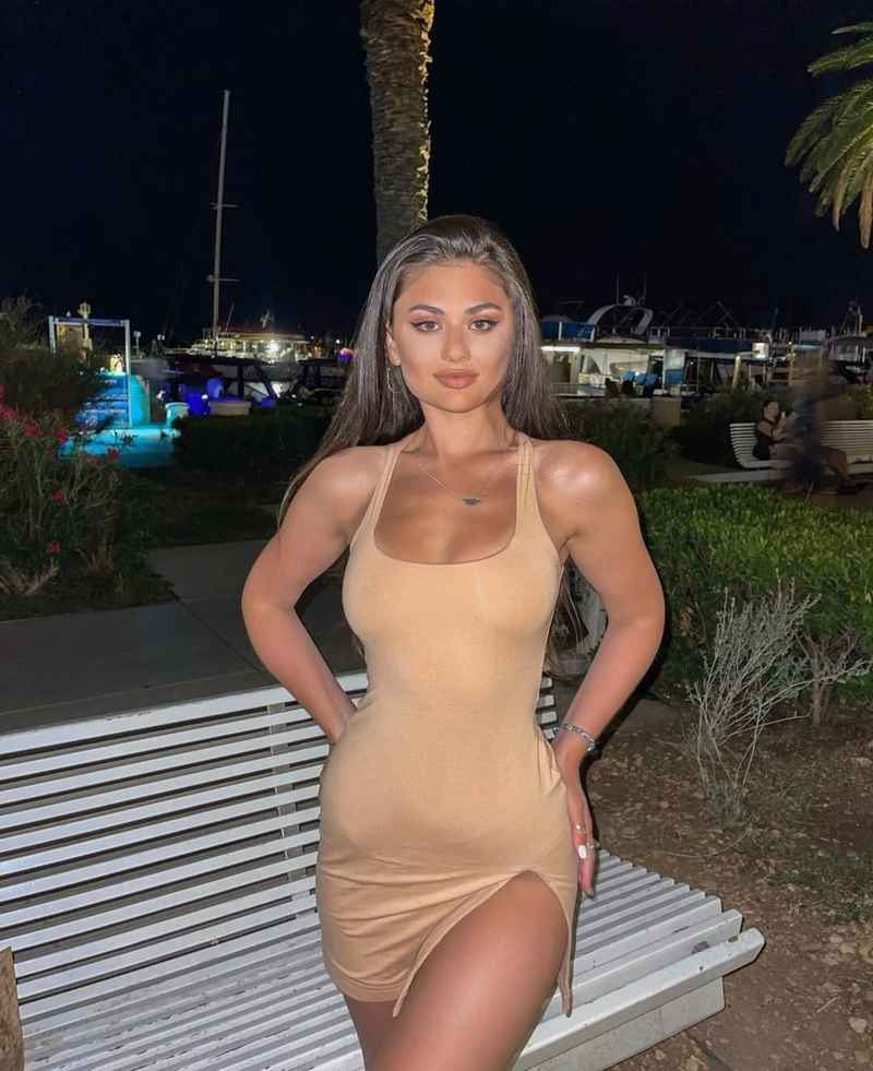 Amy - curvy