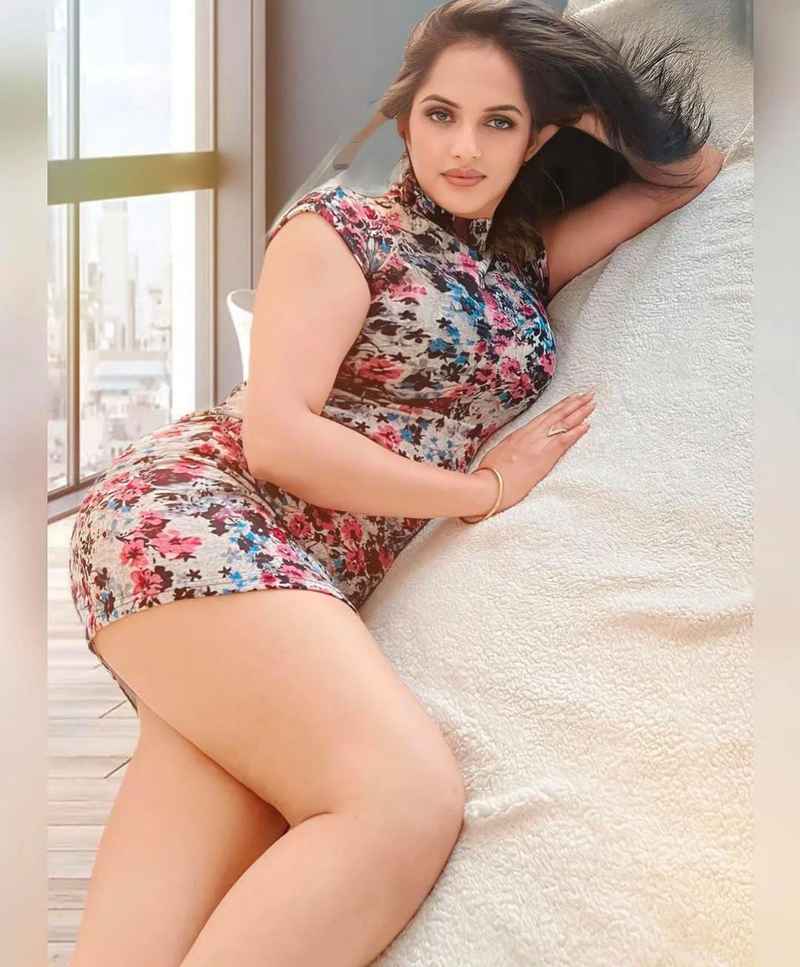 Ysaline - curvy