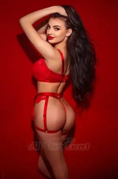 Nicole - brunette