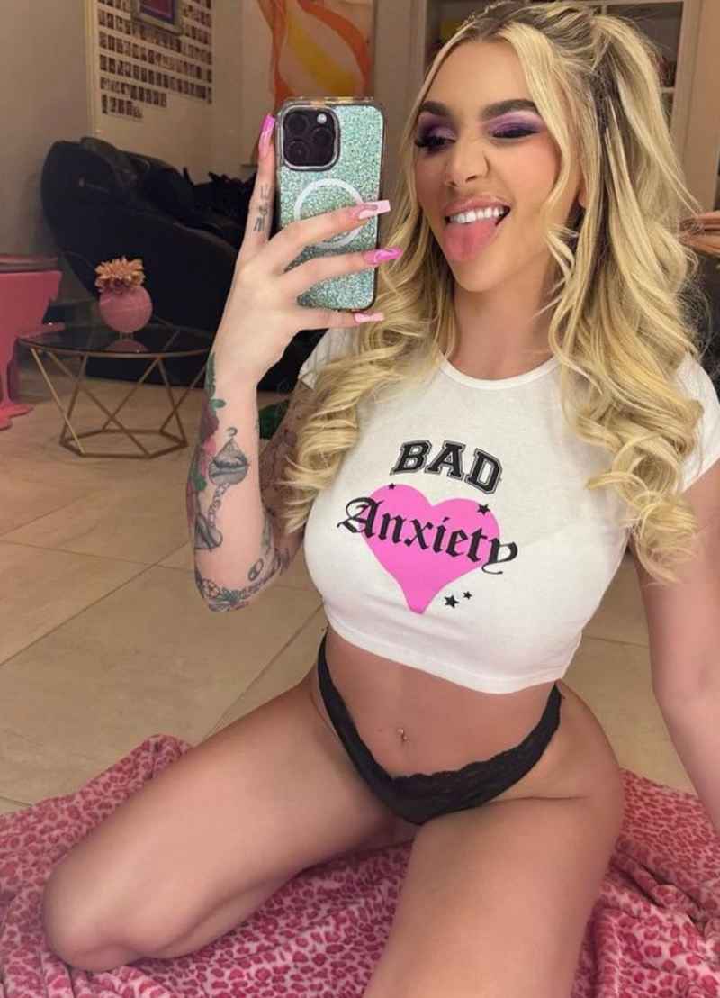 Rosalie - outcall available