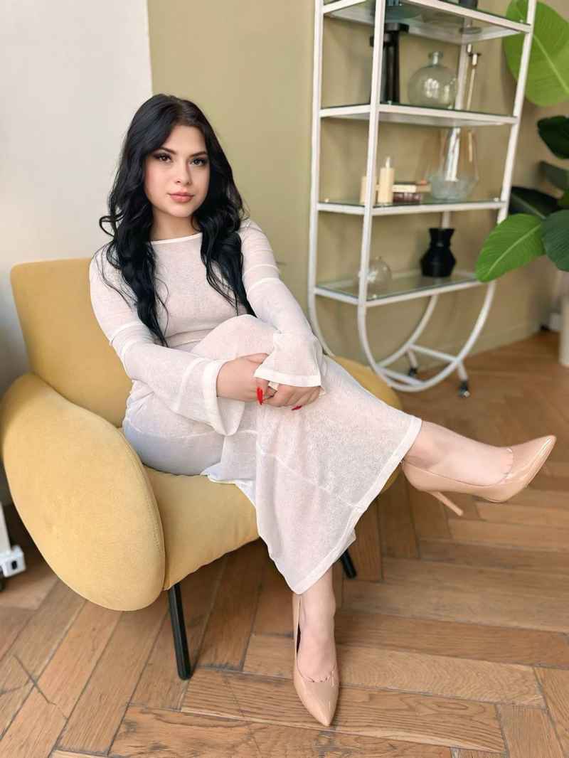 Talia - brunette