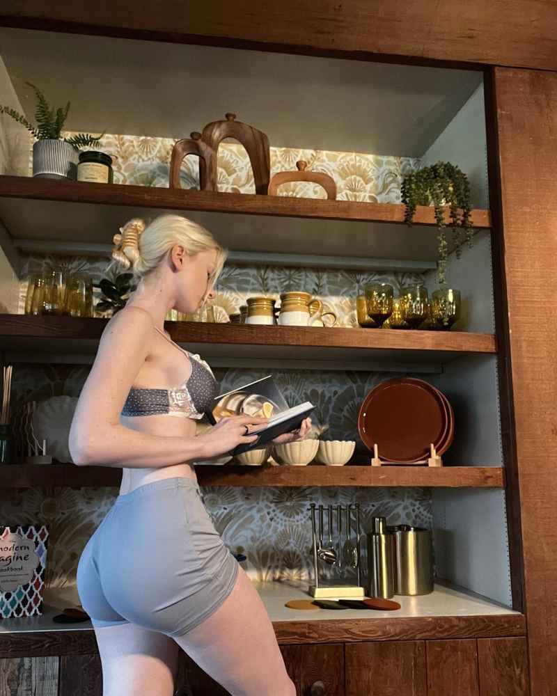 Carolyn - brunette