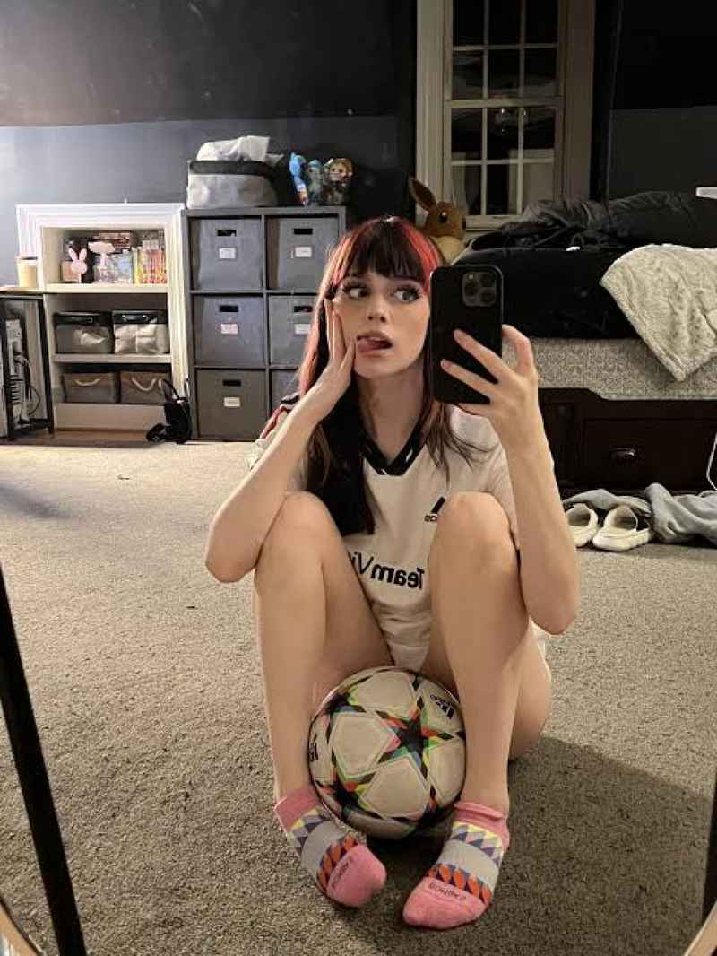 Estelle - brunette