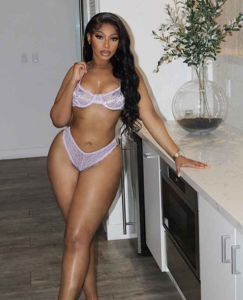 Noelle - open minded