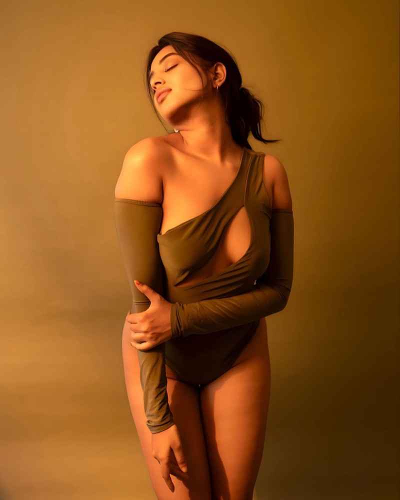 Hannah - curvy