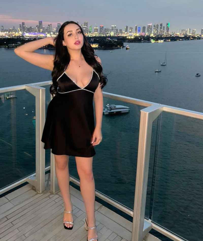 Nicole - brunette