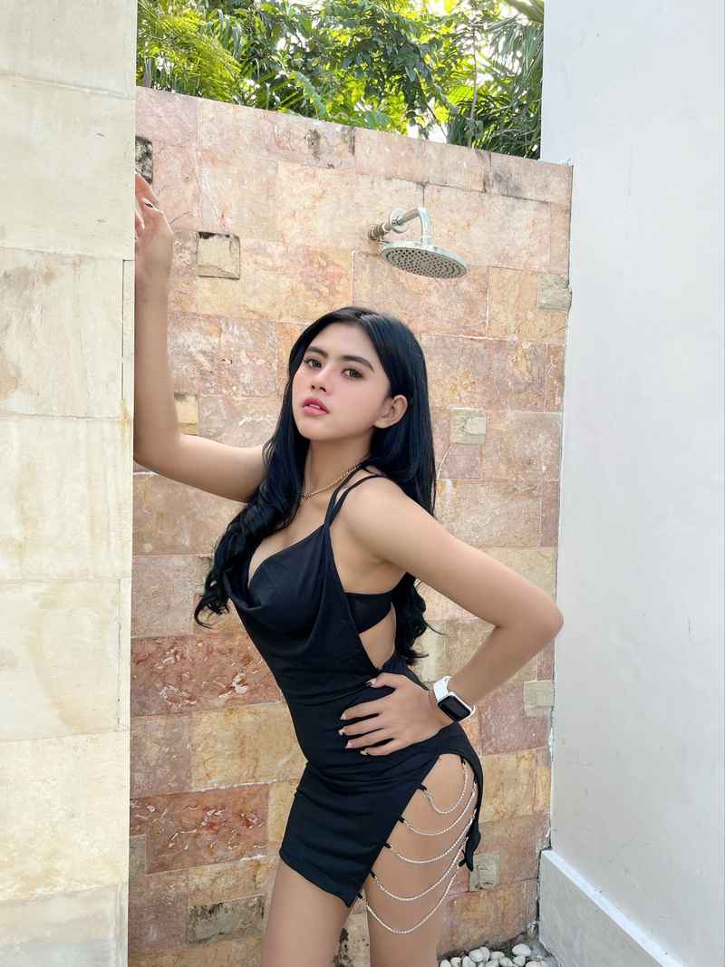 Tracy - brunette