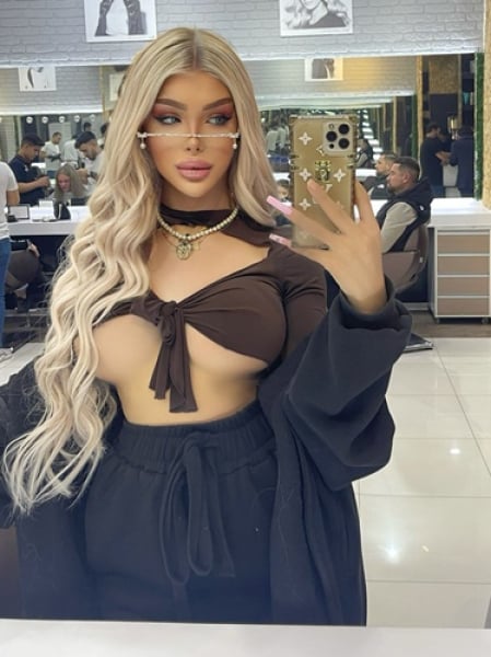 Carolyn - curvy
