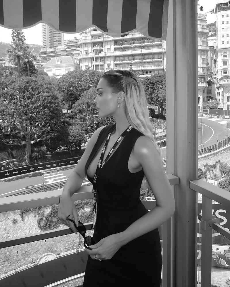 Delphine - outcall available