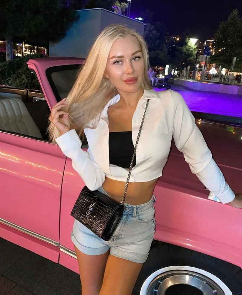 Mia - open minded
