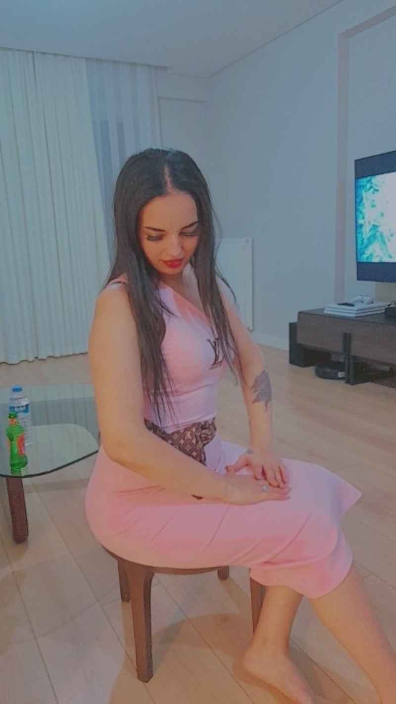 Elodie - brunette