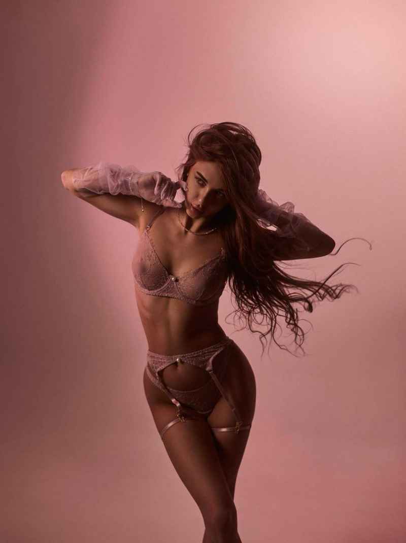 Lily - brunette