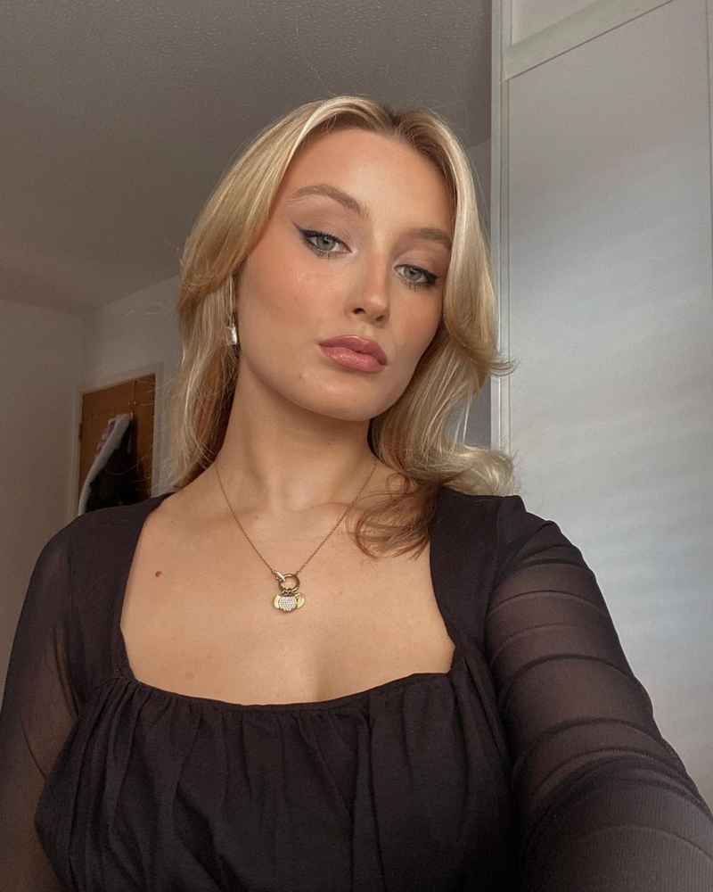 Deirdre - brunette