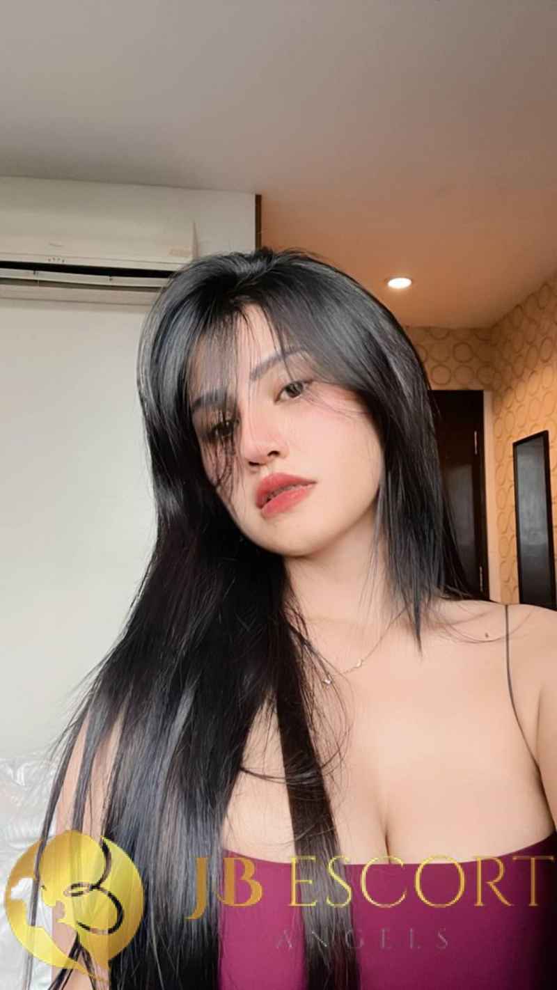 Valerie - curvy
