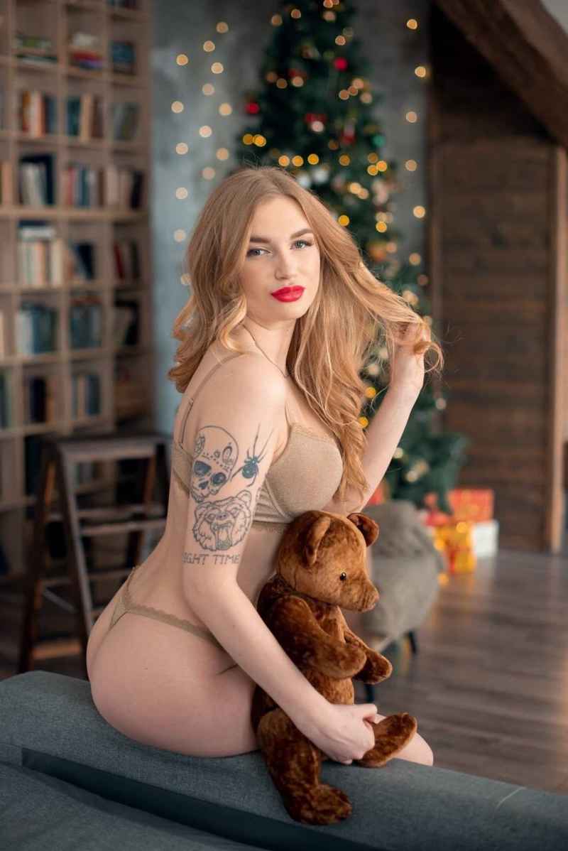 Alexia - mature companion