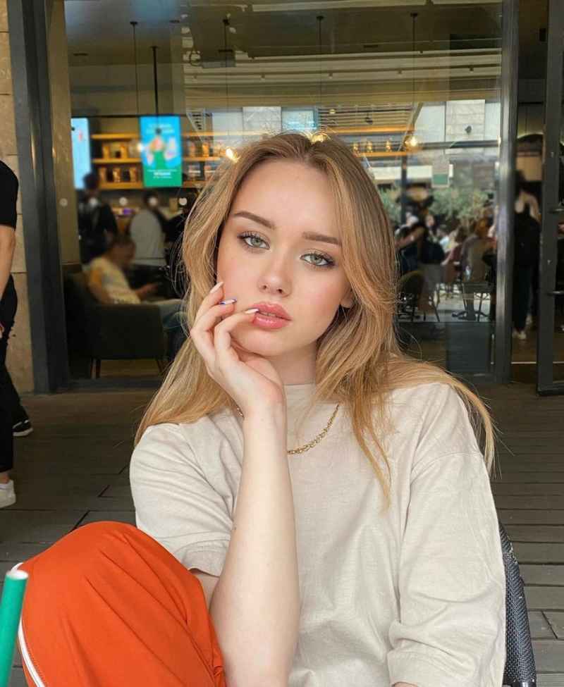 Agathe - curvy
