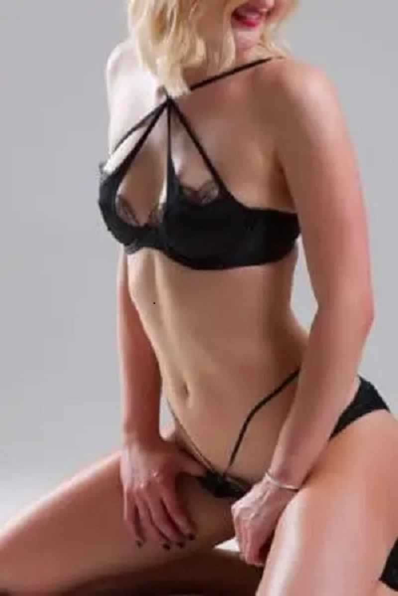 Margaux - mature companion