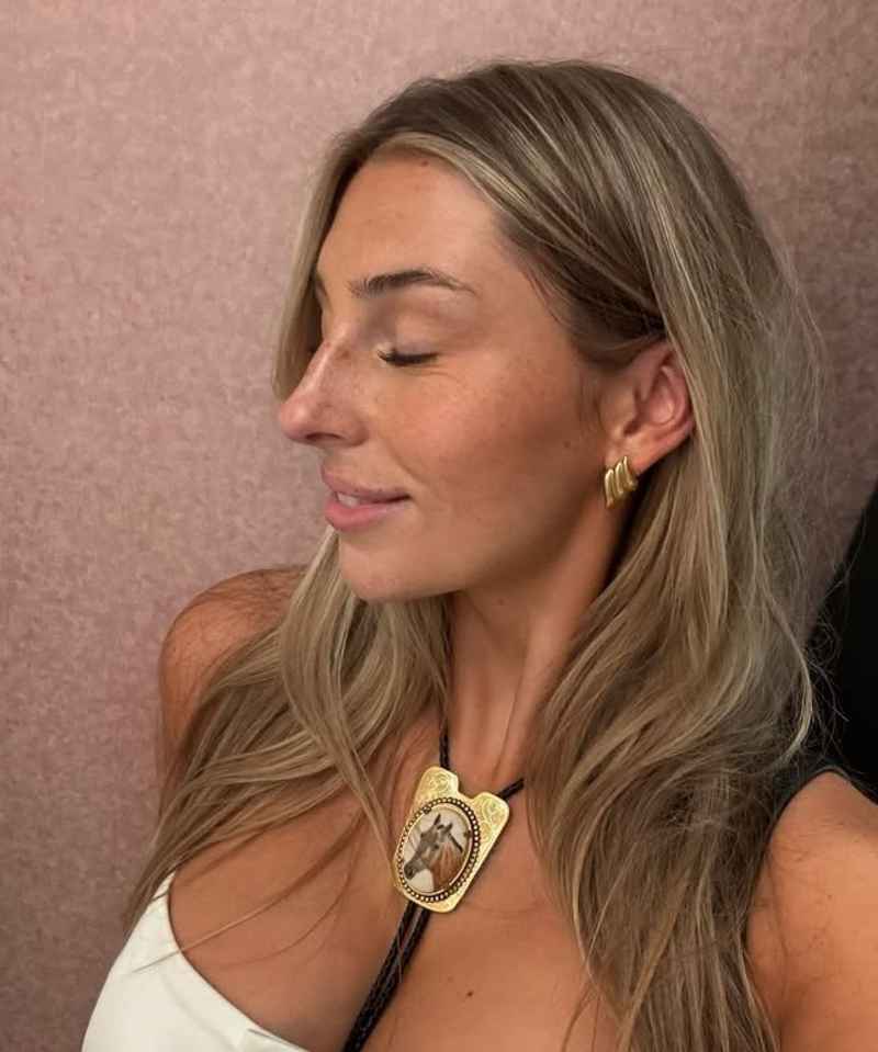 Bella - open minded