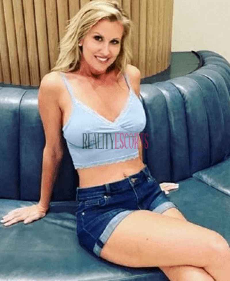 Julie - curvy