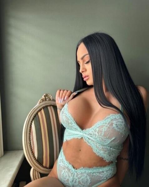Ciara - curvy