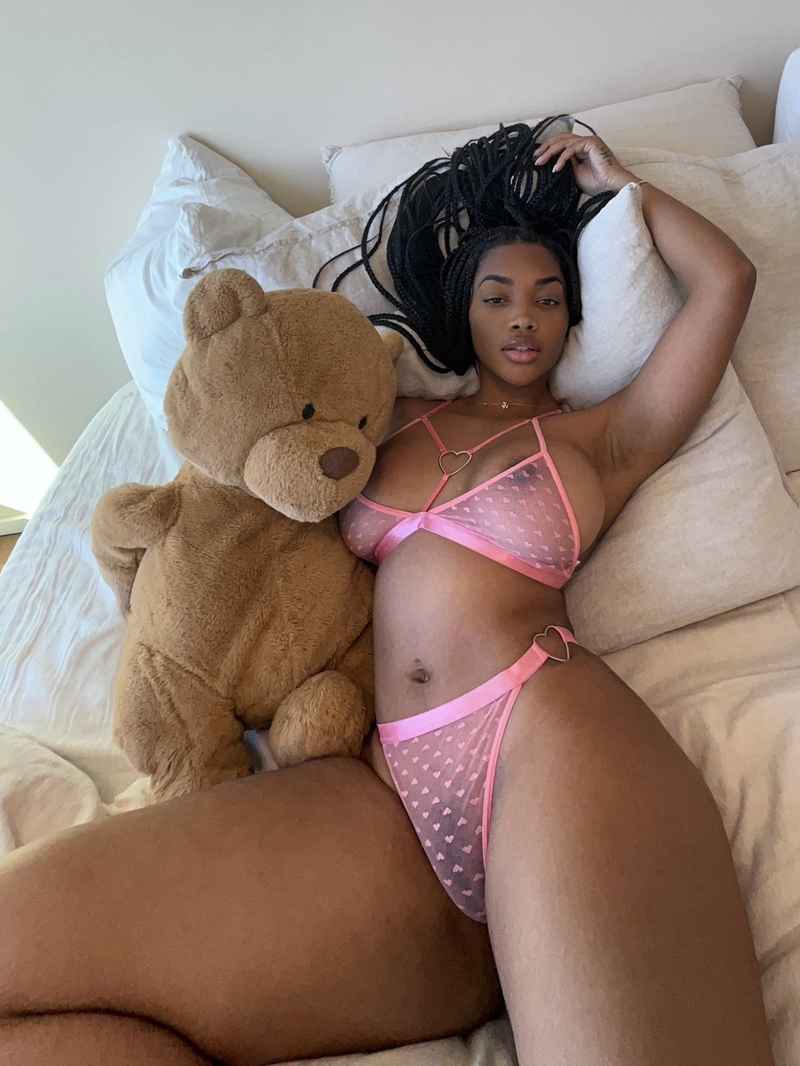 Joanne - curvy