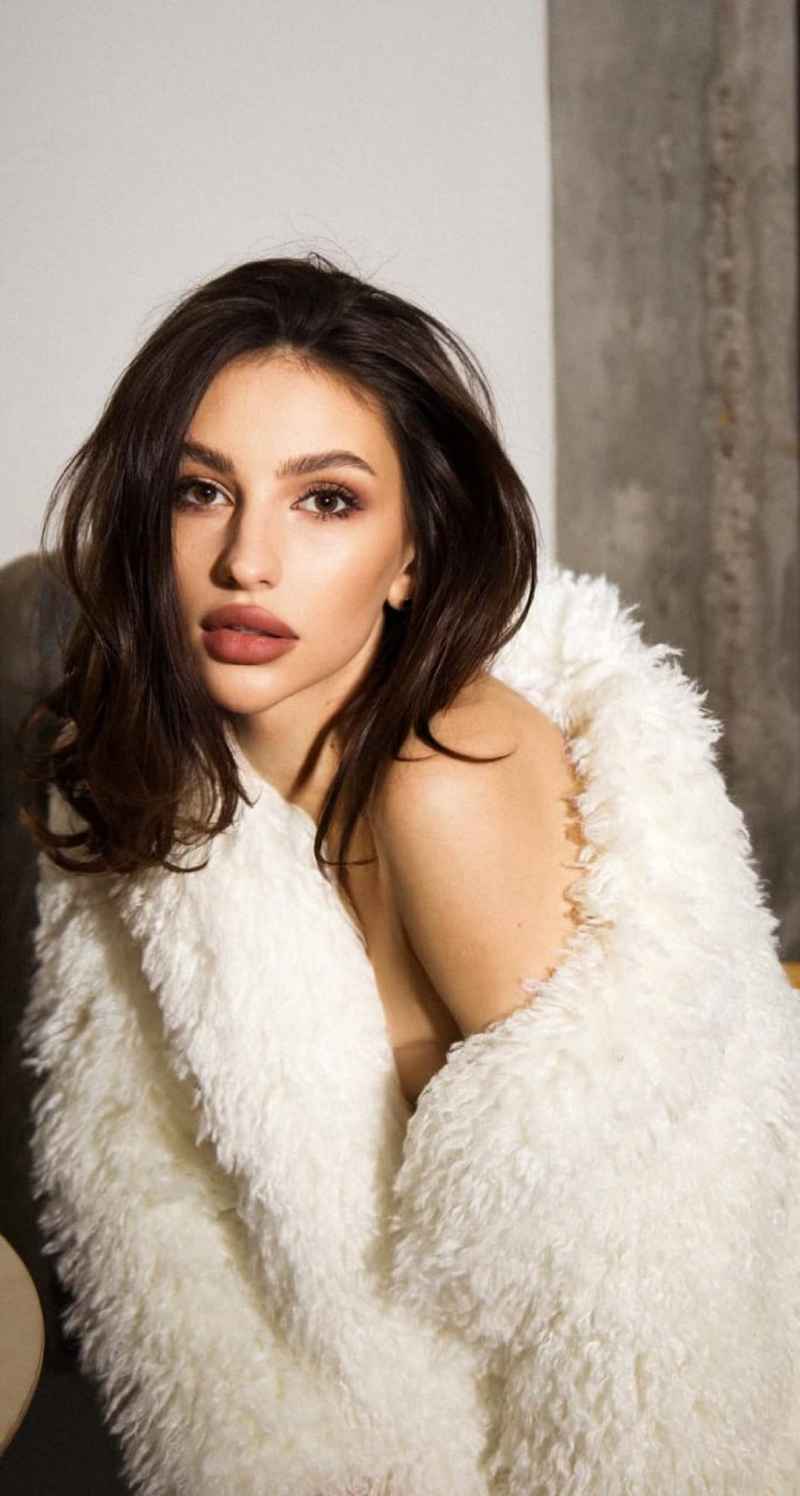 Kaylee - brunette