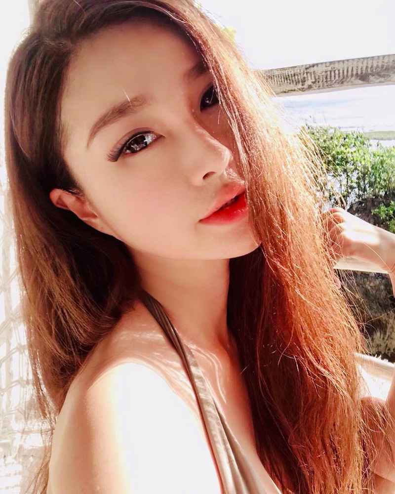 Nicole - petite