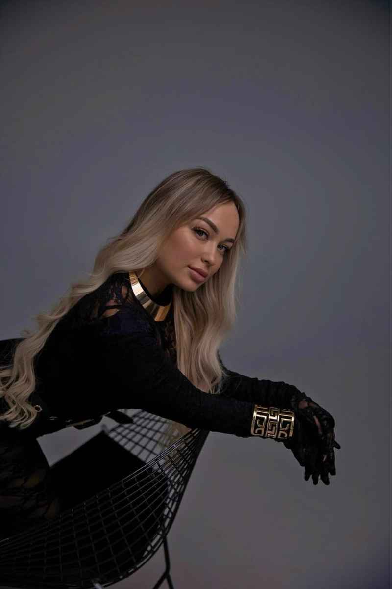 Sophia - mature companion