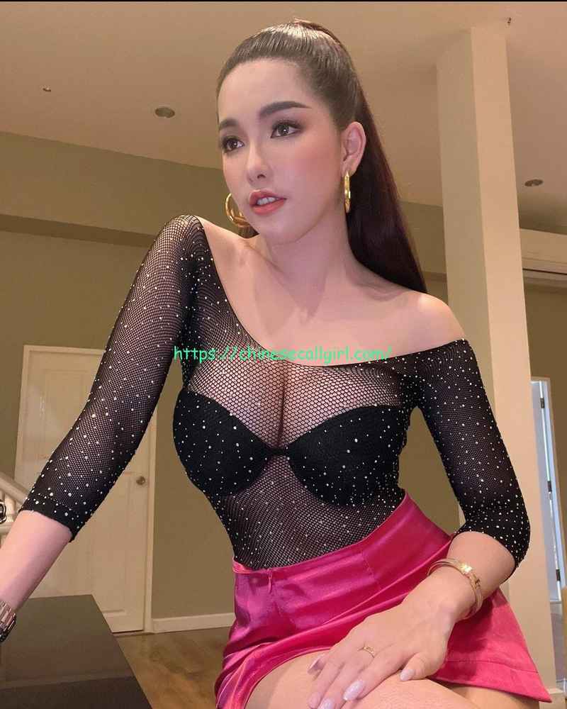 Corinne - curvy