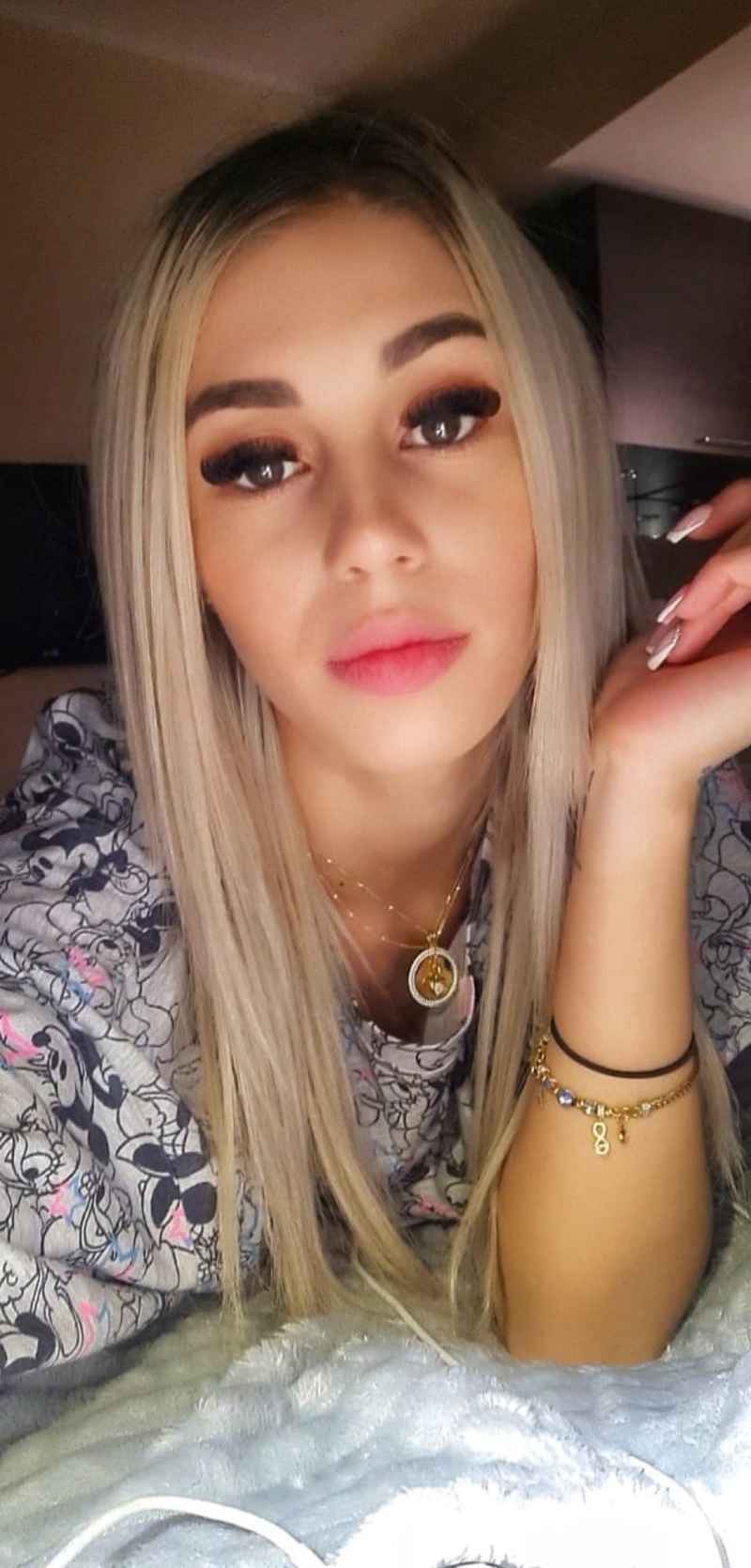 Laura - brunette