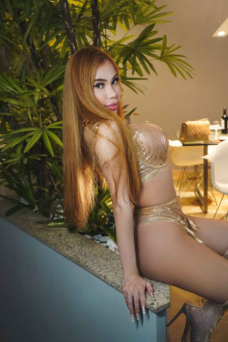 Alexia - curvy