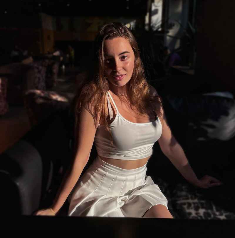 Maisie - brunette