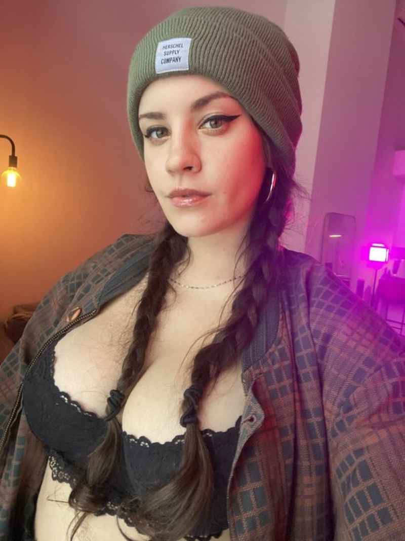Carolyn - outcall available