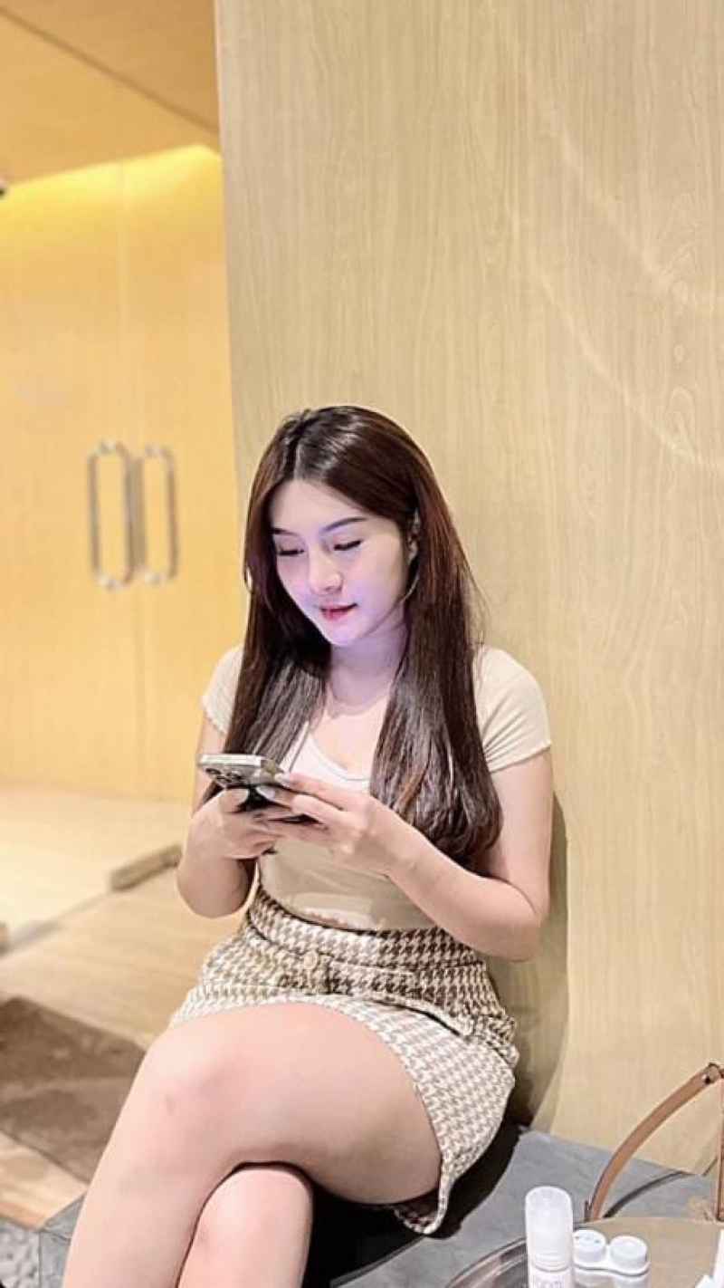 Bella - open minded
