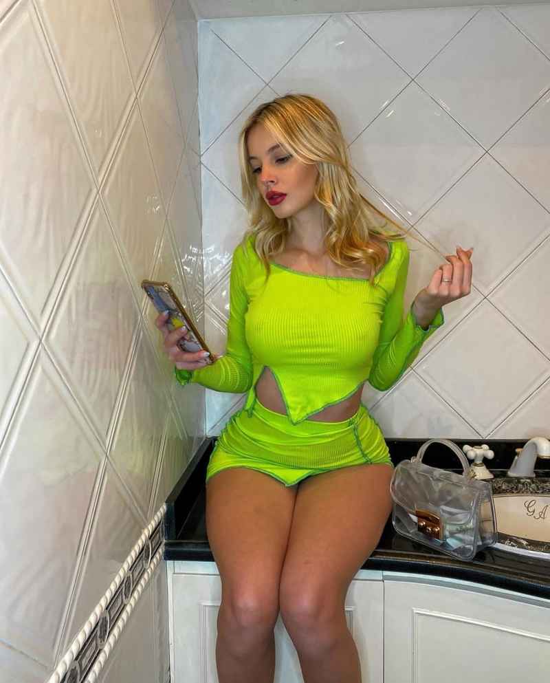 Elaine - curvy