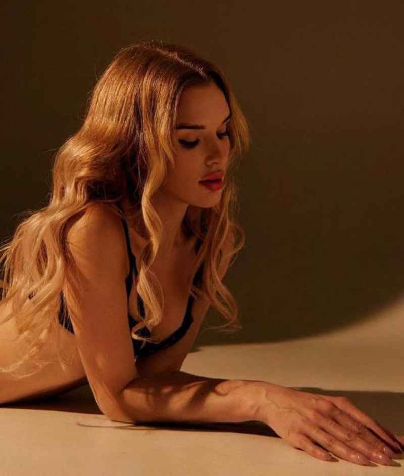 Roisin - curvy