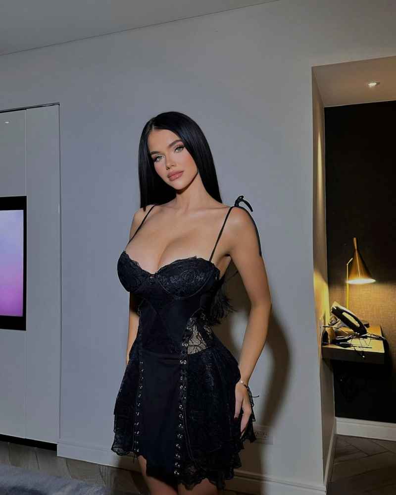 Bella - brunette