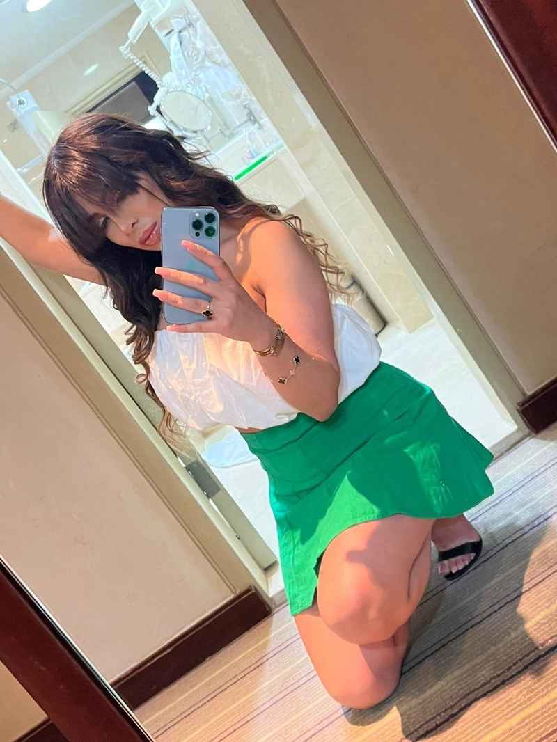 Sara - brunette