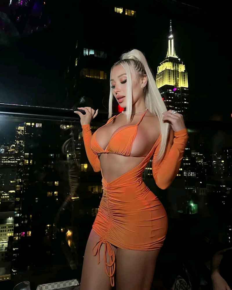 Deborah - curvy