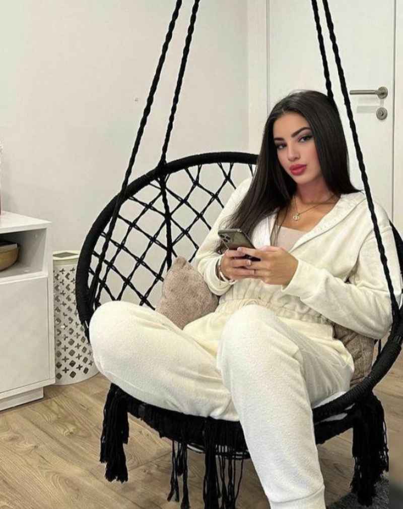 Genevieve - party girl