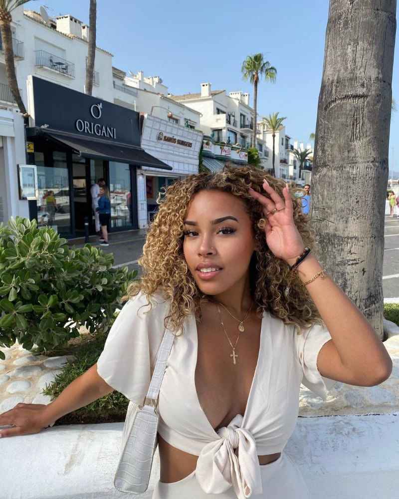 Robin - outcall available