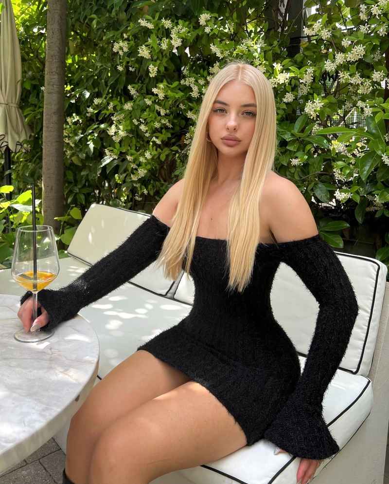 Violette - independent companion