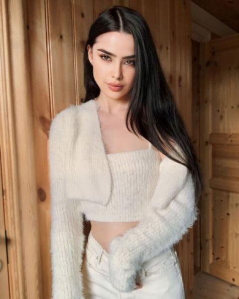 Nadine - mature companion