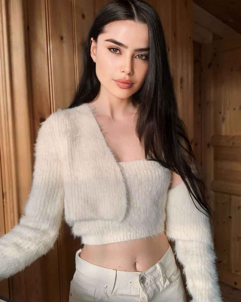 Jazlyn - brunette