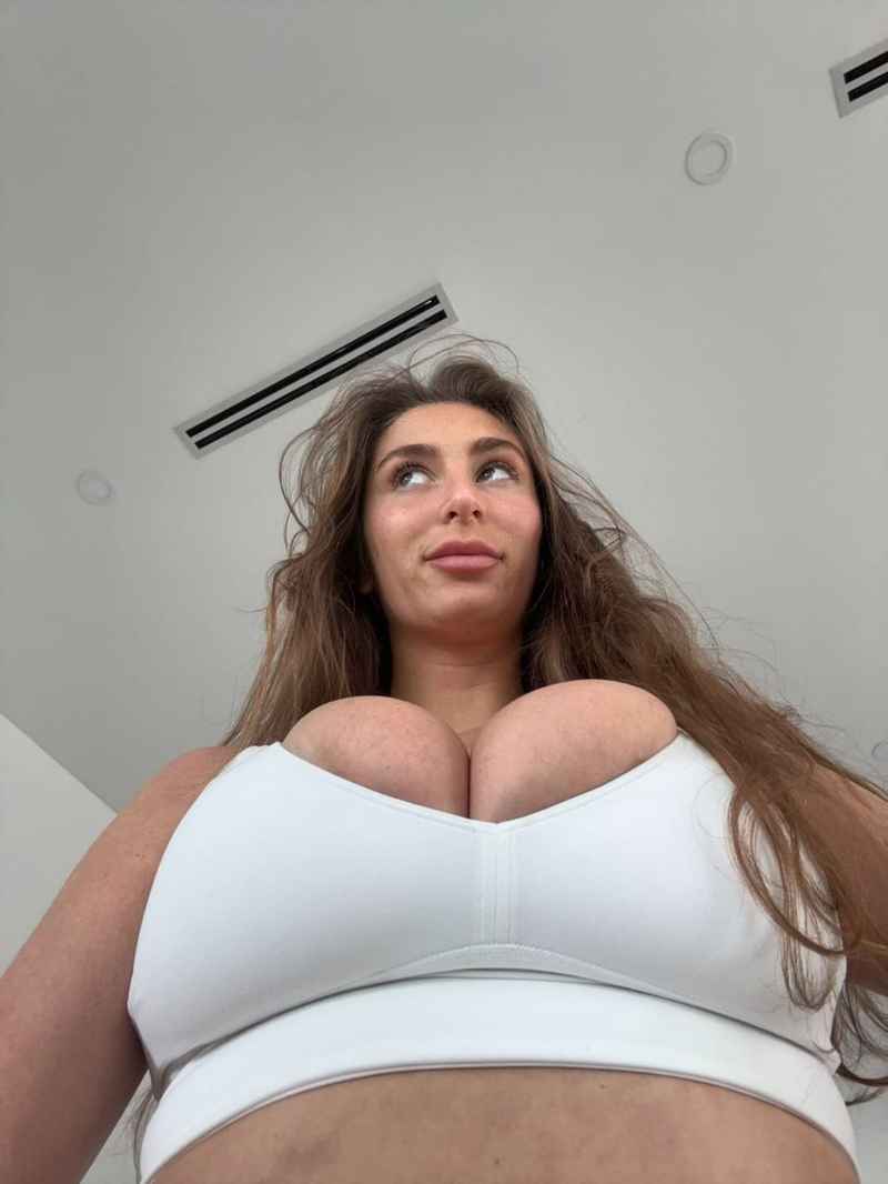 Noemie - mature companion