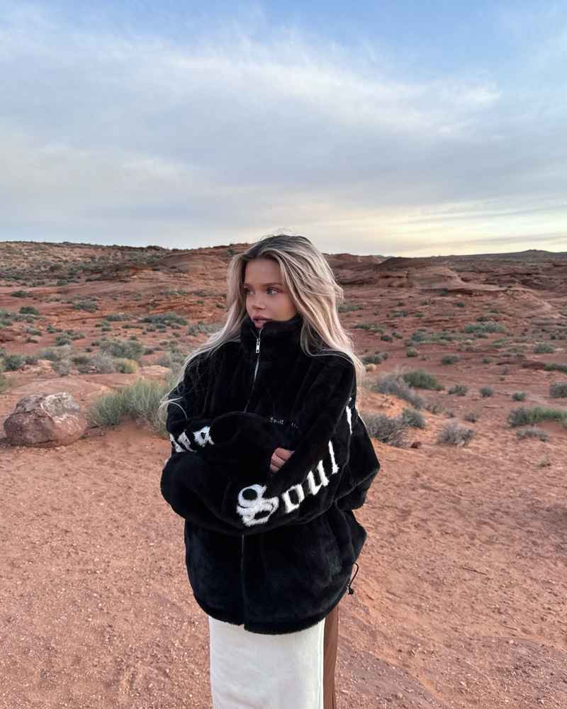 Bella - open minded