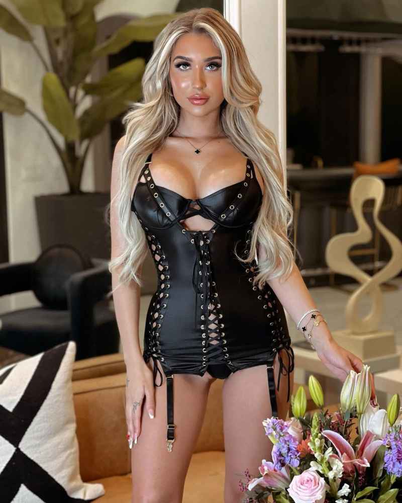 Nicole - petite