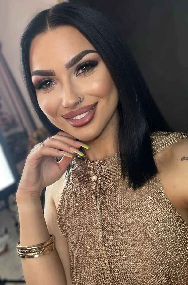 Penelope - curvy