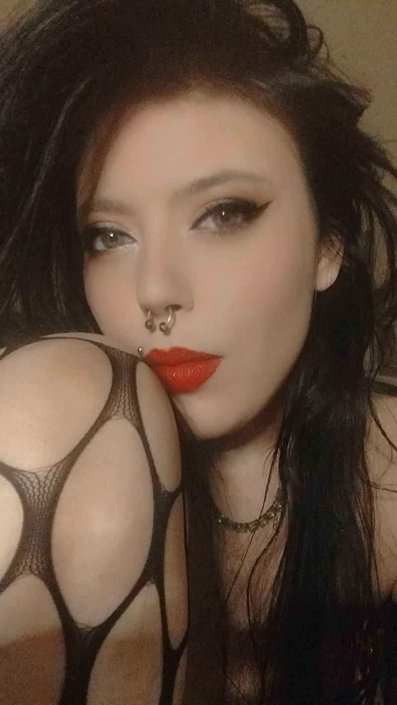 Noemie - open minded