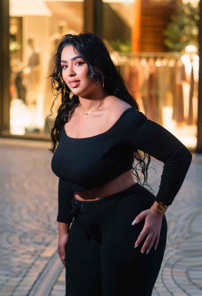 Dominique - brunette